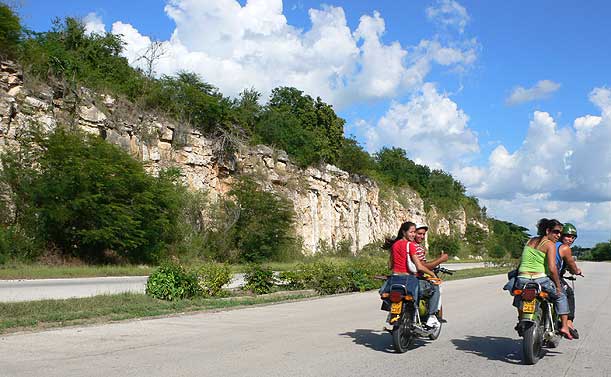 Motocyclistas, autopista de Guantanamo © sogestour