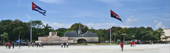 Plaza de la Patria � Eyanex, panoramio.com ::: Parque Independencia Pioneros � Robin Thom, flickr.com