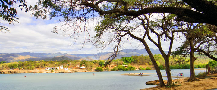 La playa, les montagnes de l'Escambray et l'embouchure (La Boca) du rio Guaurabo vues © sogestour