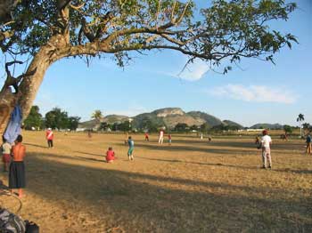 Jeunes au campo de beisbol.