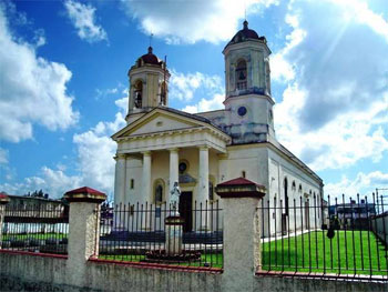 Sur la rue Maceo, la Catedral de San Rosendo 