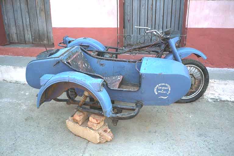 Trinidad, moto en cours de réparation